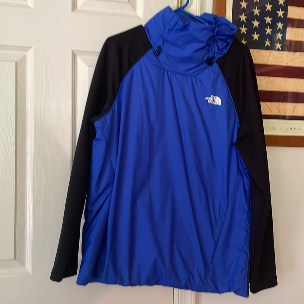 Long sleeve large pullover North face puffy rain resistant with black long sleev